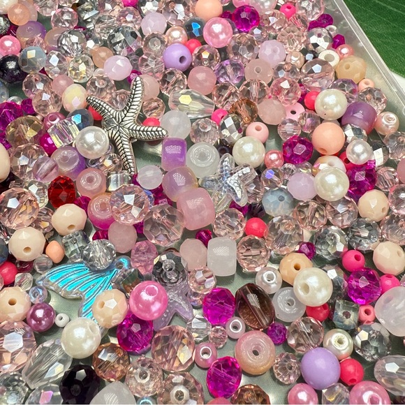 NEW! HUGE PINK PURPLE & MORE MIXED BEADS LOT CRYSTALS CHARMS DIY JEWELRY MAKING - Picture 10 of 12